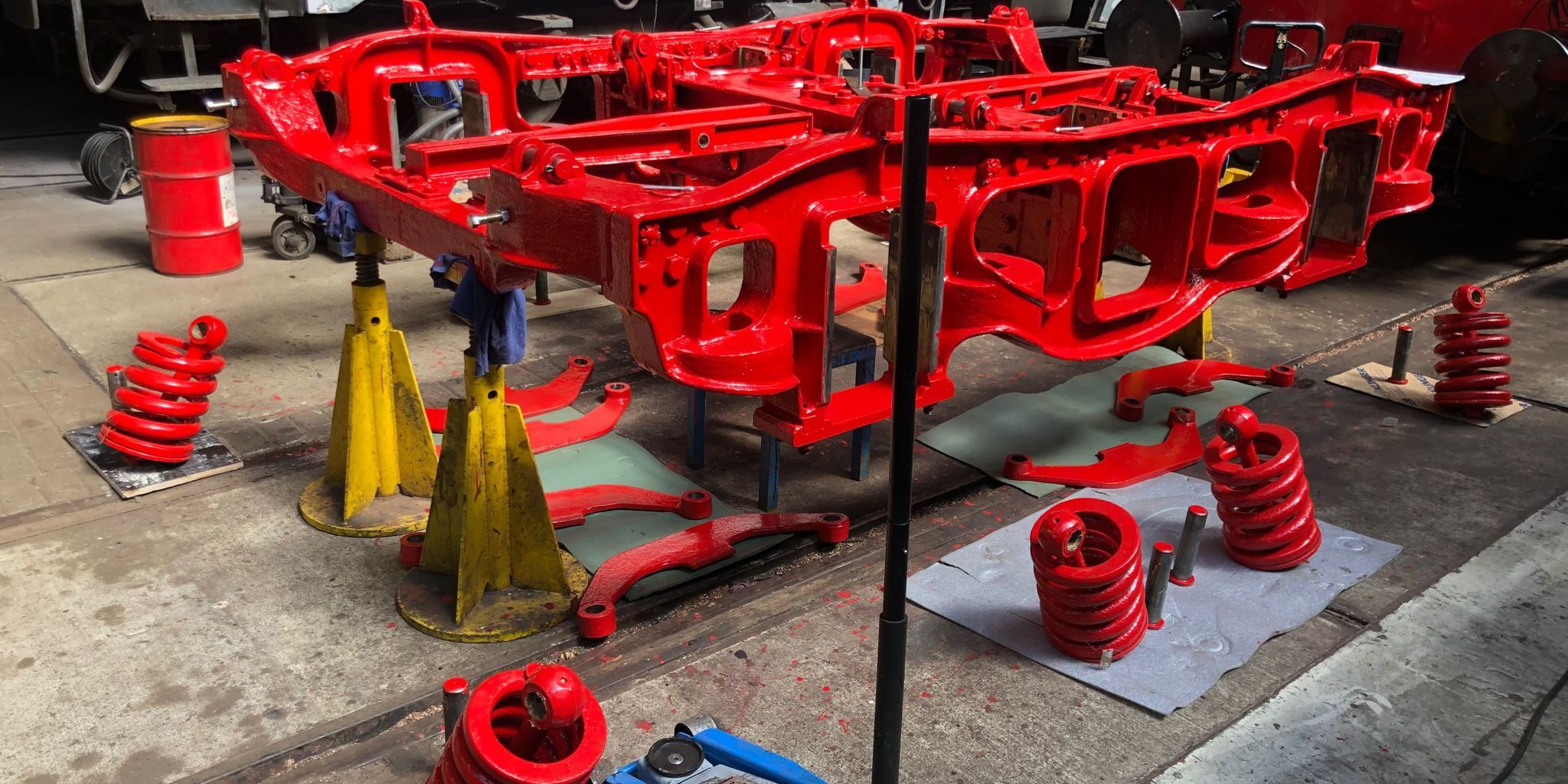 draaistel Het draaistel van de 41 105 tender wordt weer opgebouwd. Hier zijn de spiraalveren te zien. Het gewicht van de tender rust via deze veren op de assen.