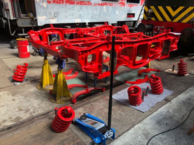 Het draaistel van de 41 105 tender wordt weer opgebouwd. Hier zijn de spiraalveren te zien. Het gewicht van de tender rust via deze veren op de assen.