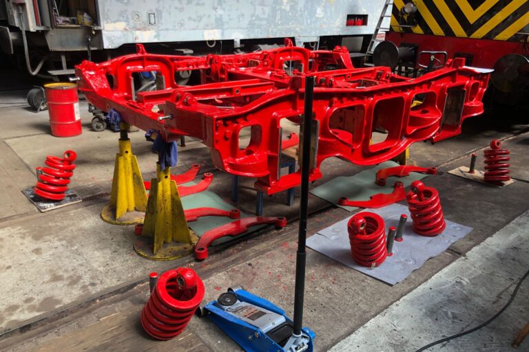 Het draaistel van de 41 105 tender wordt weer opgebouwd. Hier zijn de spiraalveren te zien. Het gewicht van de tender rust via deze veren op de assen.