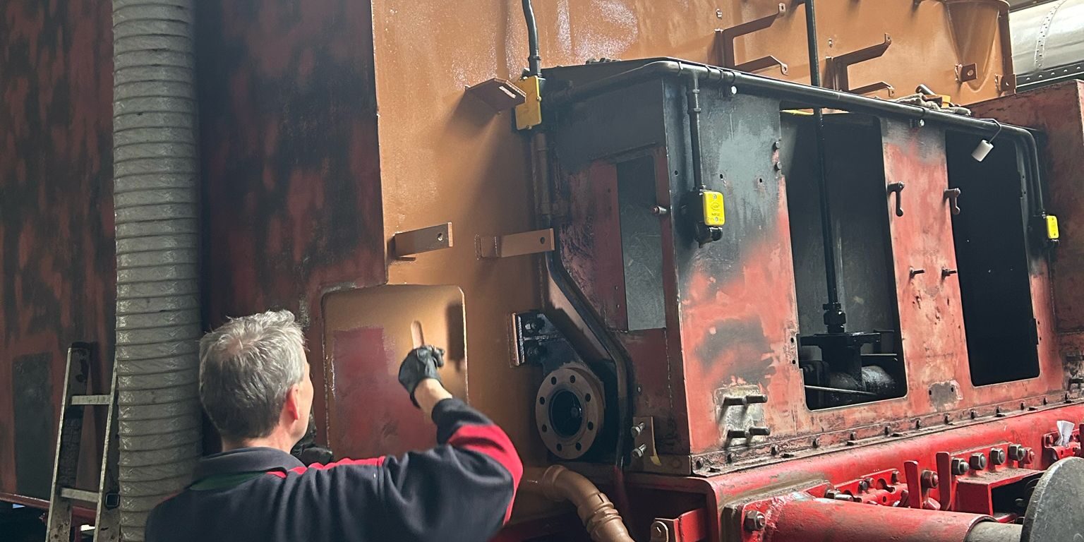 Er is een begin gemaakt met het in de grondverf zetten van de tender van de 41 105