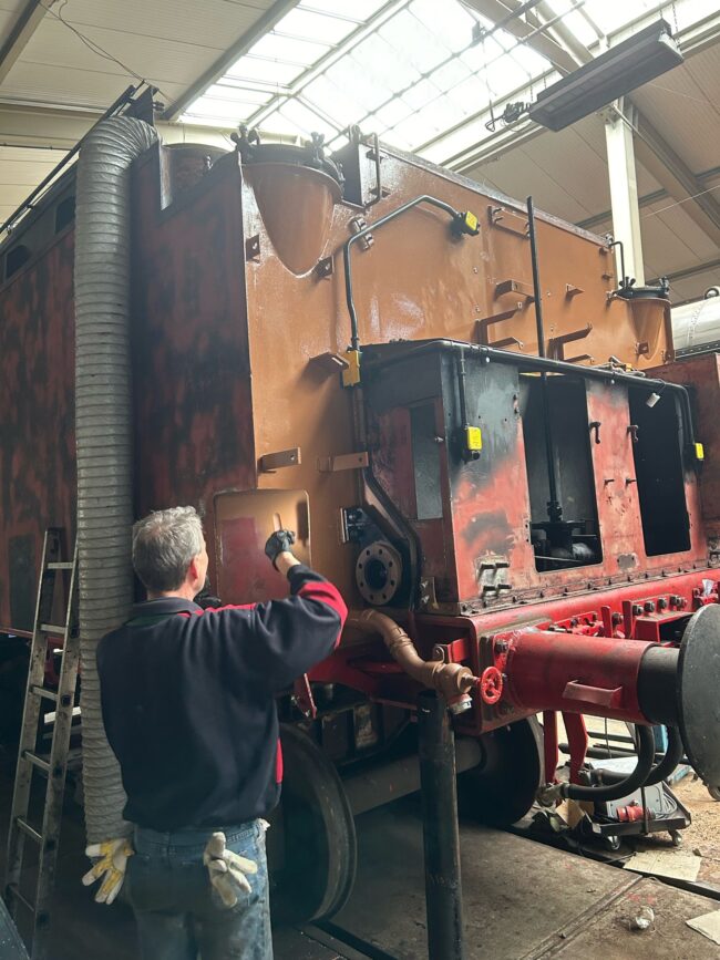 Er is een begin gemaakt met het in de grondverf zetten van de tender van de 41 105